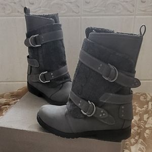 Cute winter boots. Lined inside and outside of boots(s) with sweater type fabric